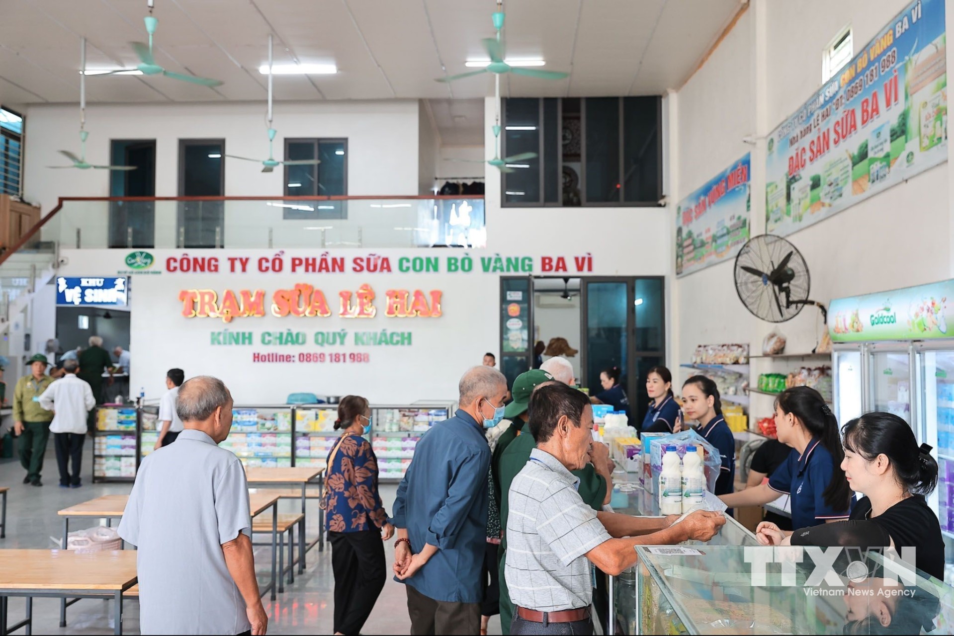Các sản phẩm sữa mang thương hiệu Ba Vì được giới thiệu, bày bán tại Trạm sữa Lê Lai. (Ảnh: Lê Đông/TTXVN)